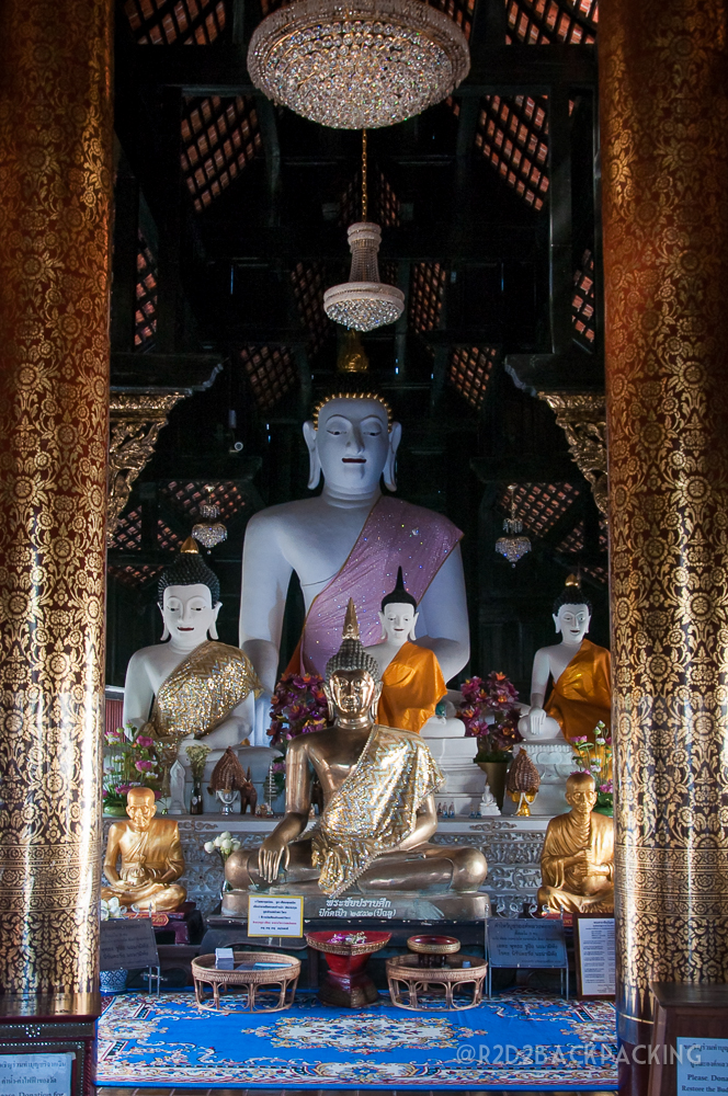 Buddhas inside the Wat Intrawarorot.